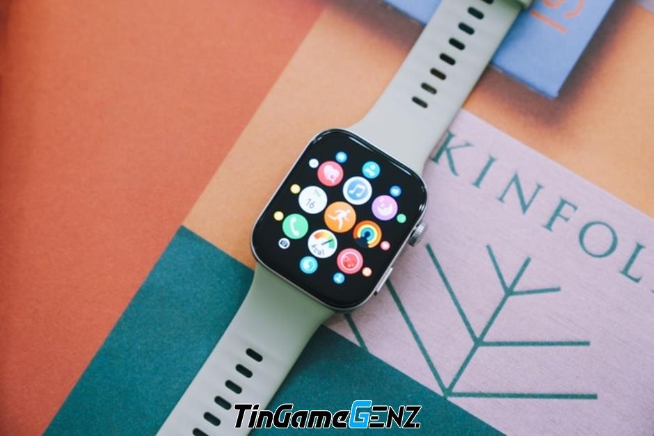 Soi mẫu đồng hồ trên tay Hoa hậu Thùy Tiên: Thiết kế giống Apple Watch, giá dưới 3 triệu đồng!