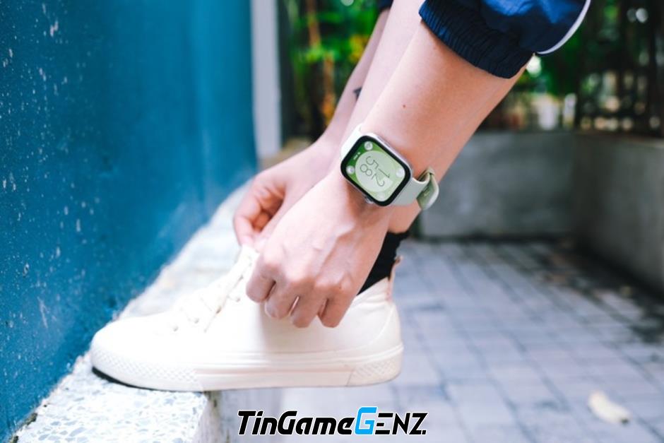 Soi mẫu đồng hồ trên tay Hoa hậu Thùy Tiên: Thiết kế giống Apple Watch, giá dưới 3 triệu đồng!