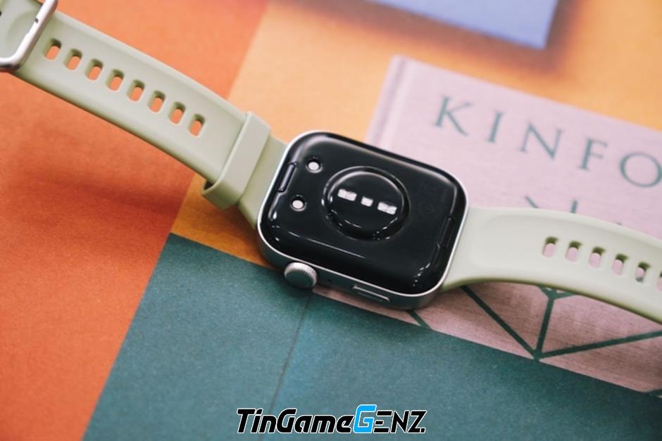 Soi mẫu đồng hồ trên tay Hoa hậu Thùy Tiên: Thiết kế giống Apple Watch, giá dưới 3 triệu đồng!