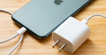 Sự Khác Nhau Đáng Chú Ý Giữa Bộ Sạc Chính Hãng Apple và Bộ Sạc Bên Thứ Ba: Bạn Nên Chọn Loại Nào?