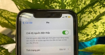 Tại sao biểu tượng pin trên iPhone có màu vàng?