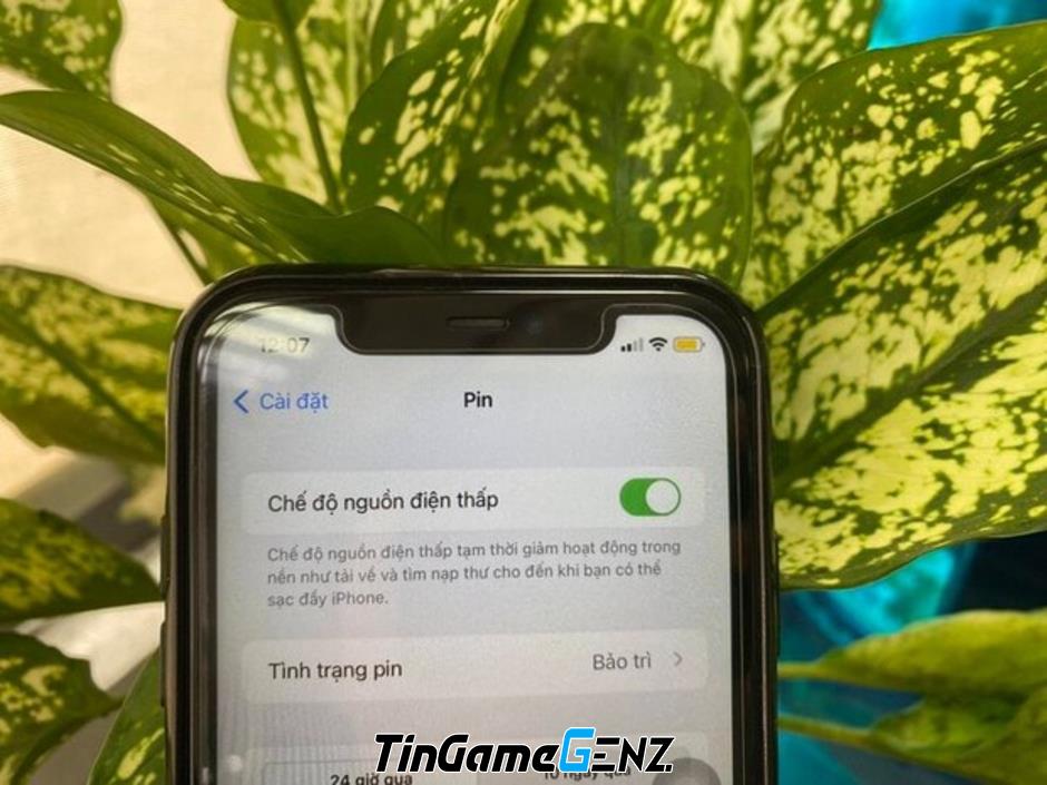 Tại sao biểu tượng pin trên iPhone có màu vàng?