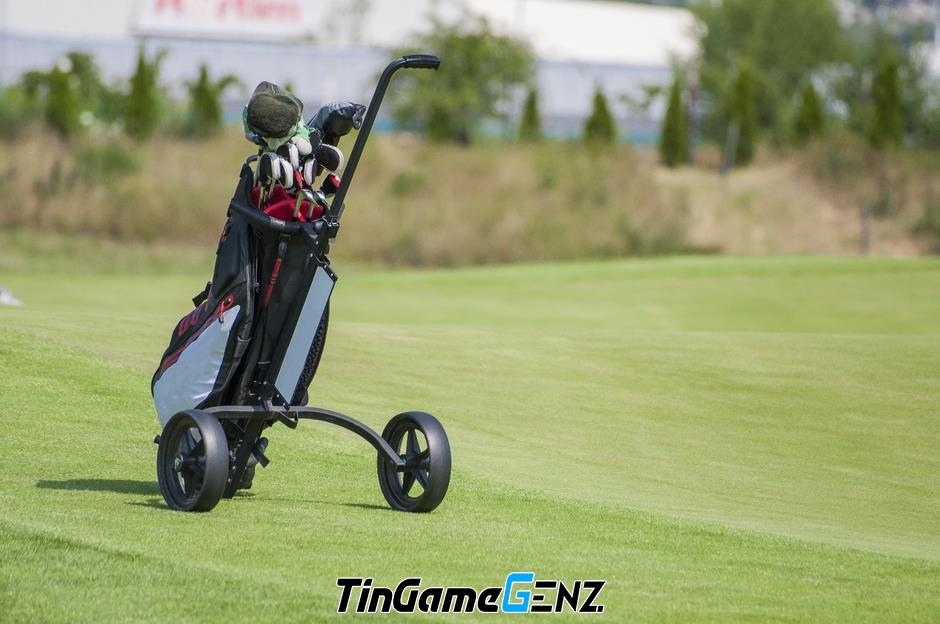 Thùy Tiên giải thích lý do golfer nữ chuyển sang sử dụng xe máy trên sân golf