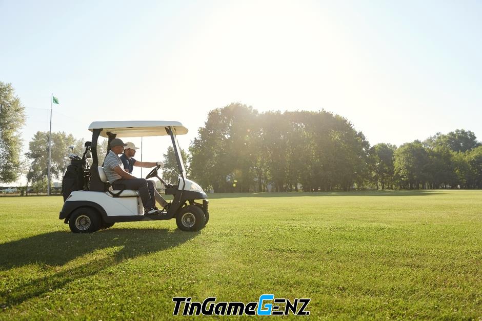 Thùy Tiên giải thích lý do golfer nữ chuyển sang sử dụng xe máy trên sân golf