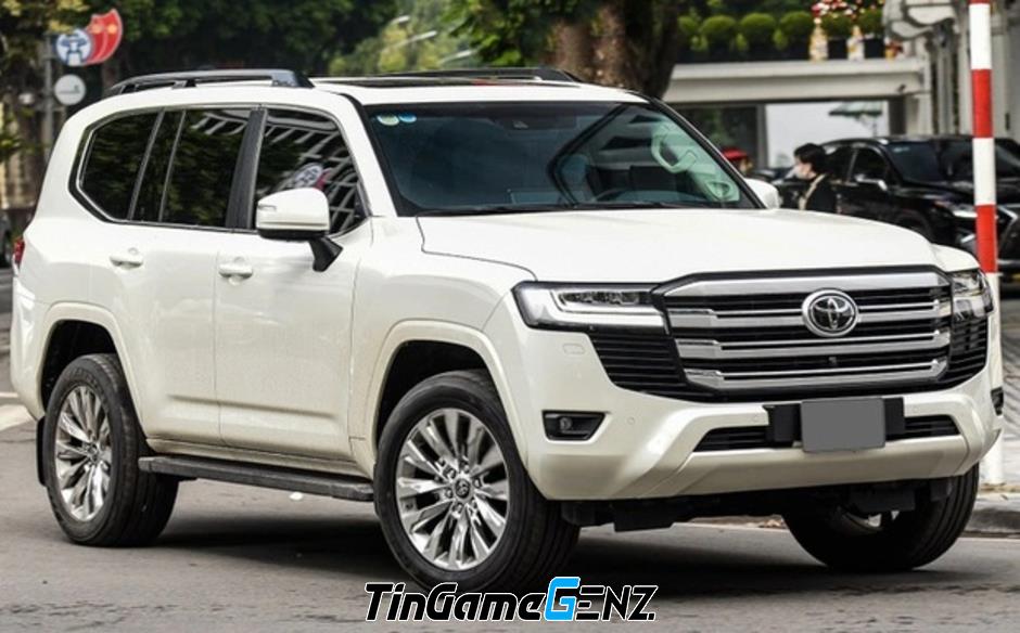 Toyota Land Cruiser LC300 bị tăng giá gần 1 tỷ đồng và thiếu chìa giao khách