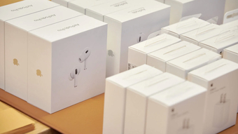 Triệt phá thành công đường dây Airpods giả trị giá 23,5 triệu USD tại Trung Quốc