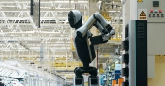 "Trung Quốc Ra Mắt Robot Hình Người Đầu Tiên Tự Thay Pin - Công Nghệ Đột Phá Thế Giới Game"