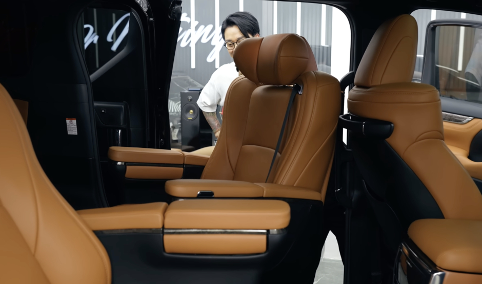 Tuấn Hưng Tân Trang Toyota Alphard: Thay Đổi Nội Thất Đáng Kinh Ngạc Với Ghế Xoay 360 Độ & Dàn Âm Thanh Đỉnh Cao!