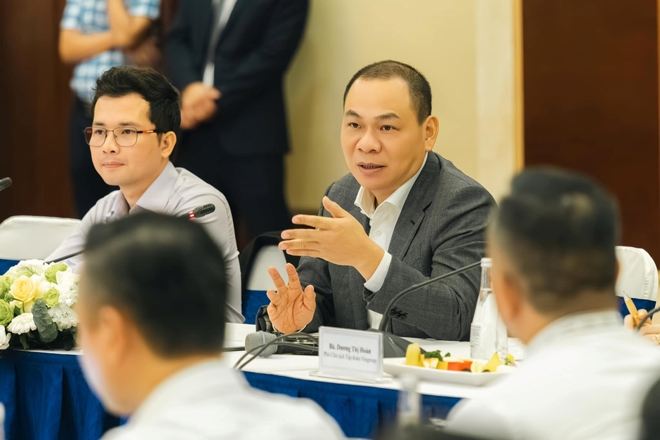 "Tỷ phú Phạm Nhật Vượng Dialogues with 50 Transport Leaders in Hanoi: Taxi Companies Ready to Cancel Petrol Car Orders for VinFast Electric Vehicles"