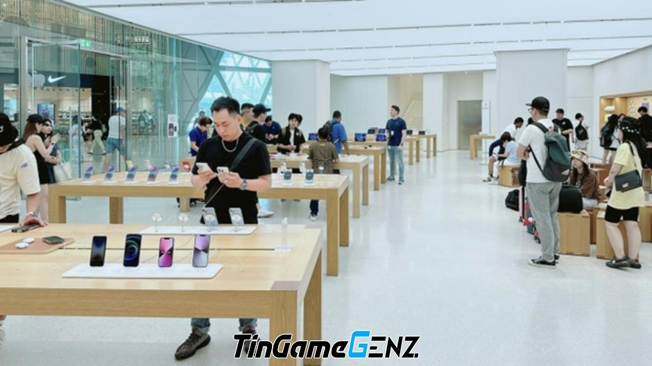 Việt Nam: Người dân đến từ tối để sắm iPhone 15 ở Thái Lan và Singapore trong mưa.