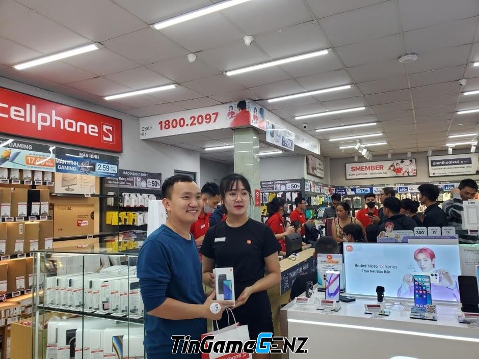 Xếp hàng hàng ngàn người chờ mua Redmi Note 13 tại Việt Nam