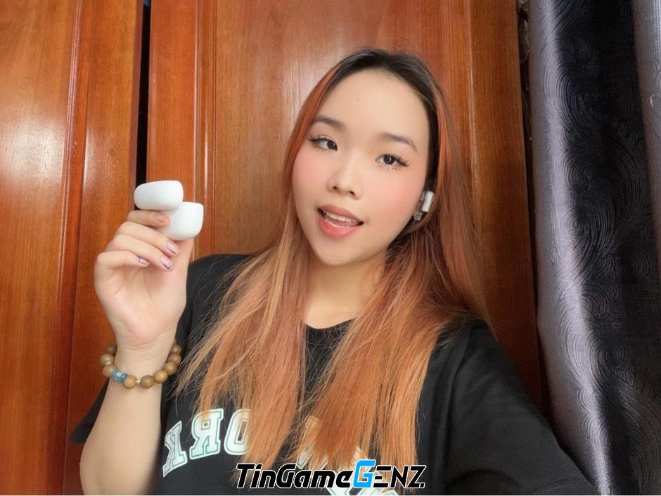 YouTuber Emily Nè và A Síng ưa chuộng tai nghe TWS siêu chống ồn và pin bền bỉ khi đi Hàn Quốc