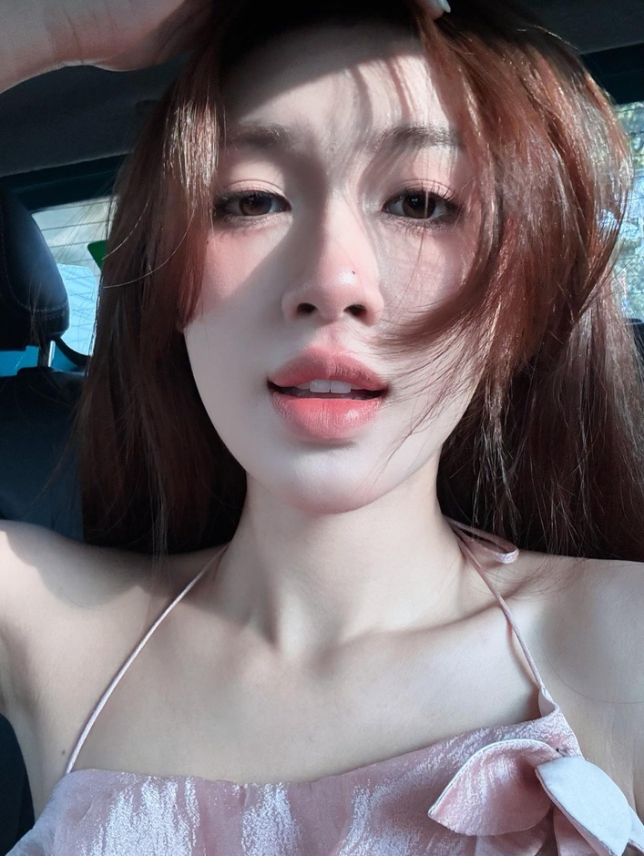 “Cộng đồng mạng 'đứng hình' trước hình ảnh quyến rũ bất ngờ từ hot girl xinh đẹp - Cú trượt tay gây sốt!” “Cộng đồng mạng 'đứng hình' trước hình ảnh quyến rũ bất ngờ từ hot girl xinh đẹp - Cú trượt tay gây sốt!”