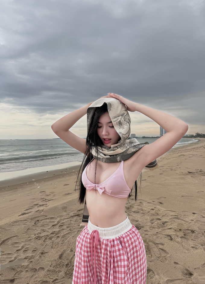“Cộng đồng mạng 'đứng hình' trước hình ảnh quyến rũ bất ngờ từ hot girl xinh đẹp - Cú trượt tay gây sốt!” “Cộng đồng mạng 'đứng hình' trước hình ảnh quyến rũ bất ngờ từ hot girl xinh đẹp - Cú trượt tay gây sốt!”