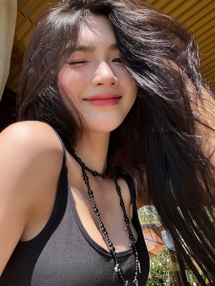 “Cộng đồng mạng 'đứng hình' trước hình ảnh quyến rũ bất ngờ từ hot girl xinh đẹp - Cú trượt tay gây sốt!” “Cộng đồng mạng 'đứng hình' trước hình ảnh quyến rũ bất ngờ từ hot girl xinh đẹp - Cú trượt tay gây sốt!”