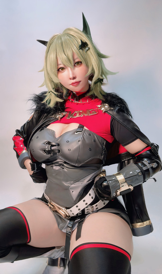 “Khám Phá Nghệ Thuật Cosplay Genshin Impact: Khi ‘Chiến Thần’ Nhật Bản Tái Hiện Các Nhân Vật Với Vẻ Đẹp Gợi Cảm”