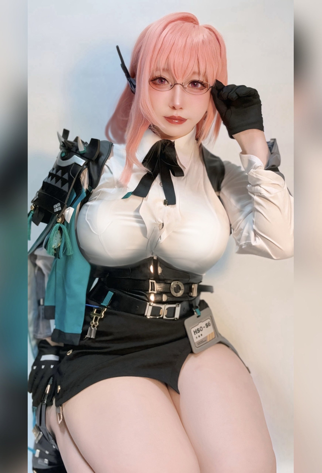 “Khám Phá Nghệ Thuật Cosplay Genshin Impact: Khi ‘Chiến Thần’ Nhật Bản Tái Hiện Các Nhân Vật Với Vẻ Đẹp Gợi Cảm”