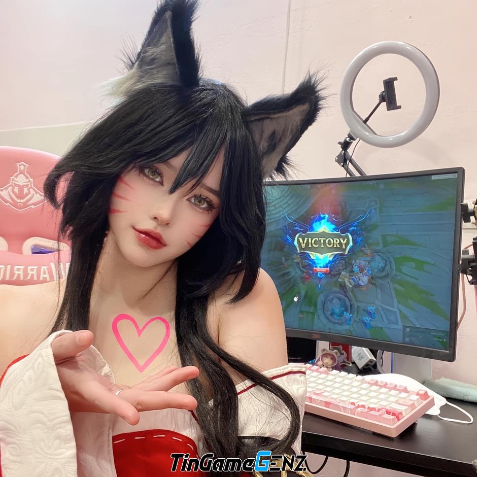 Ahri: Nữ cosplayer gợi cảm với danh tính bất ngờ