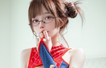 "Búp Bê Sống Gây Sốt Cộng Đồng Streamer Với Bộ Ảnh Cosplay Người Nhện Gợi Cảm Hiếm Có"