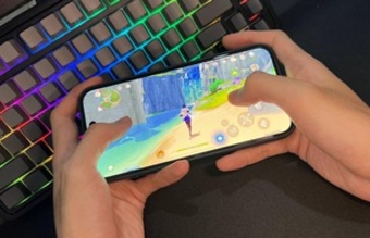 Chơi game liên tục trên iPhone 15 Pro Max: Cảm nhận về nhiệt độ máy.