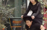 "Clip Chàng Trai Núp Trong Váy Bạn Thân Gây Bão: Người Xem Dậy Sóng Phẫn Nộ Trước Chiếc Video Gây Tranh Cãi"