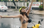 "Cô Gái Xinh Đẹp Trong Bikini Gây Chao Đảo Giữa Phố Xá: Trang Phục Gợi Cảm Nhưng Gây Tranh Cãi"