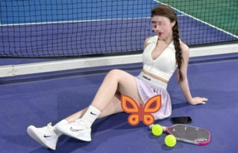 "Gái xinh mặc đồ hở chơi Pickleball đáp trả chỉ trích"