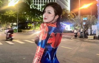 Hot girl 10X thể hiện màn cosplay Spider-man ấn tượng, tự tin lọt vào mắt xanh trên phố Halloween.