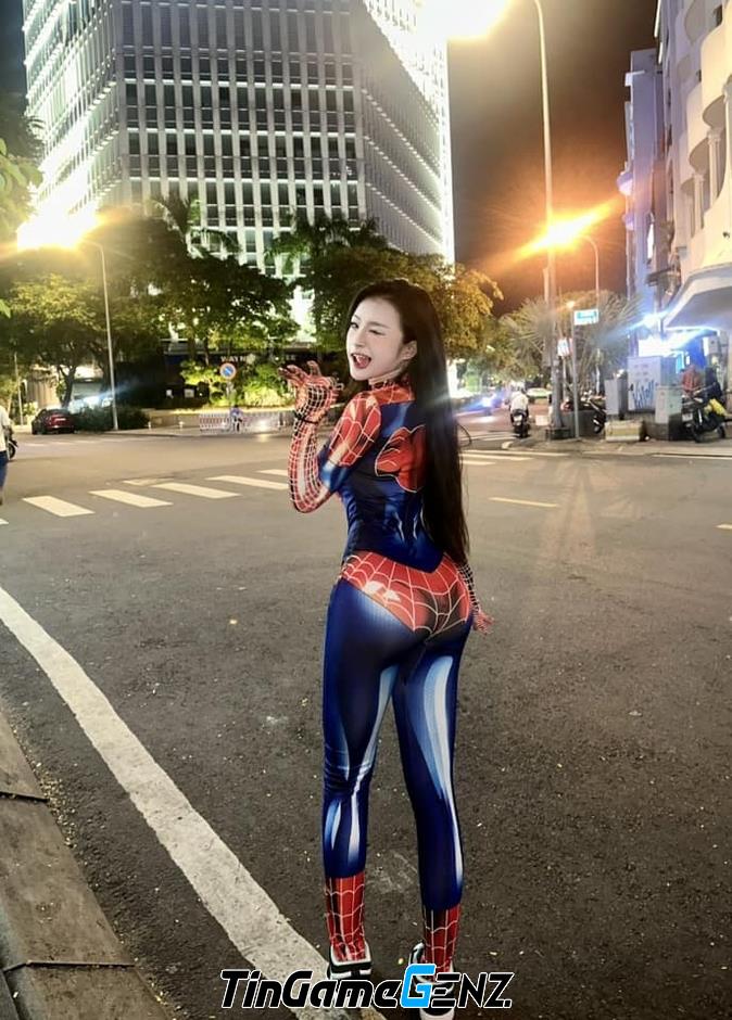 Hot girl 10X thể hiện màn cosplay Spider-man ấn tượng, tự tin lọt vào mắt xanh trên phố Halloween.