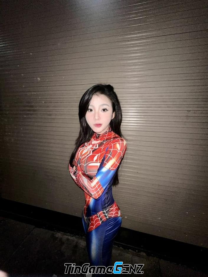 Hot girl 10X thể hiện màn cosplay Spider-man ấn tượng, tự tin lọt vào mắt xanh trên phố Halloween.