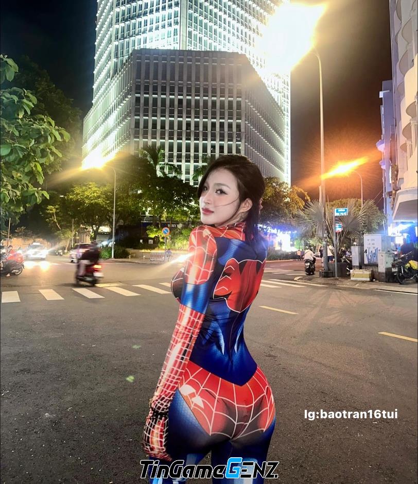 Hot girl 10X thể hiện màn cosplay Spider-man ấn tượng, tự tin lọt vào mắt xanh trên phố Halloween.