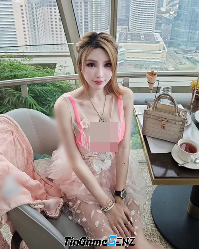 Hot girl gợi cảm kéo áo khoe 