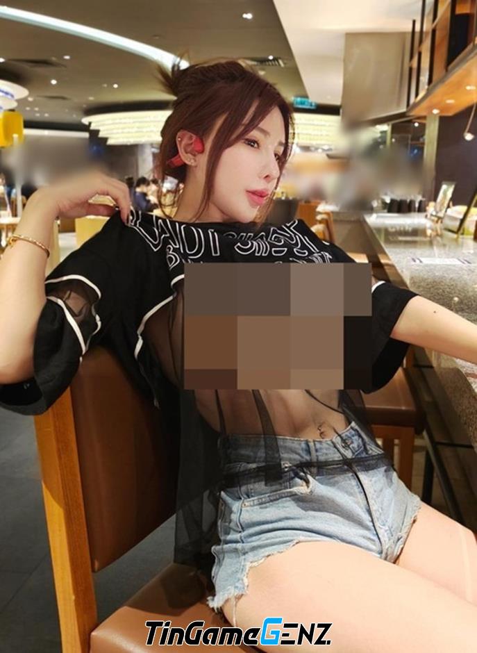 Hot girl gợi cảm kéo áo khoe 