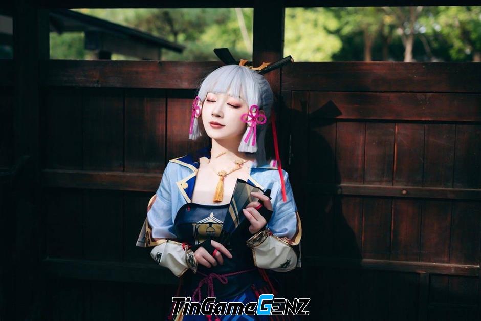 Hotgirl Trung Quốc thực hiện bộ ảnh cosplay Kamisato Ayaka trong Genshin Impact