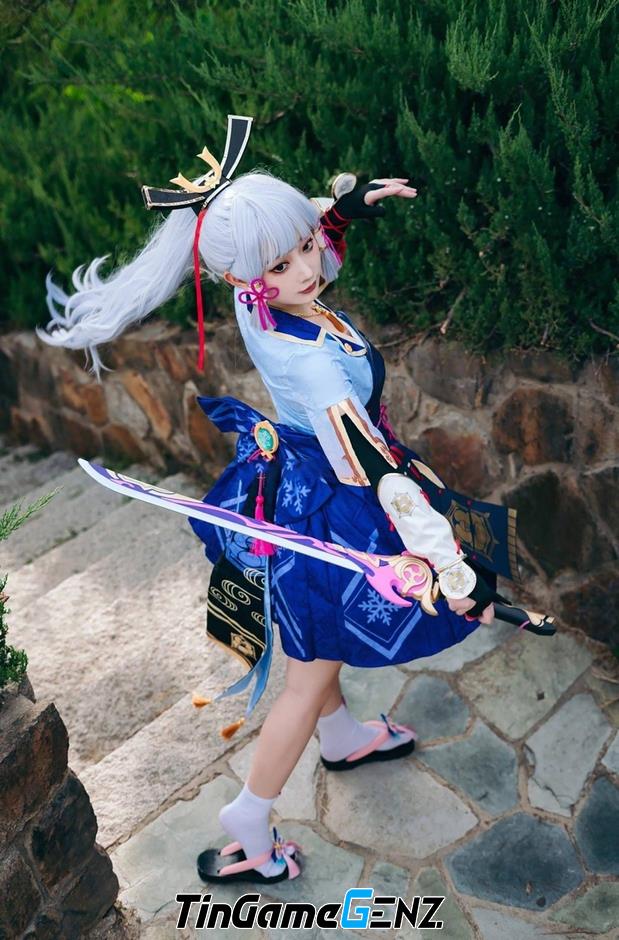 Hotgirl Trung Quốc thực hiện bộ ảnh cosplay Kamisato Ayaka trong Genshin Impact