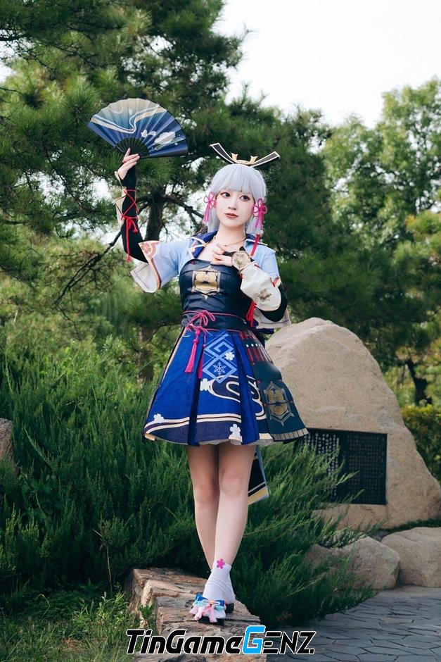 Hotgirl Trung Quốc thực hiện bộ ảnh cosplay Kamisato Ayaka trong Genshin Impact