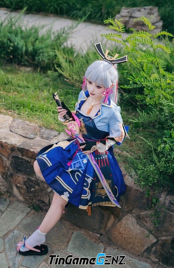 Hotgirl Trung Quốc thực hiện bộ ảnh cosplay Kamisato Ayaka trong Genshin Impact