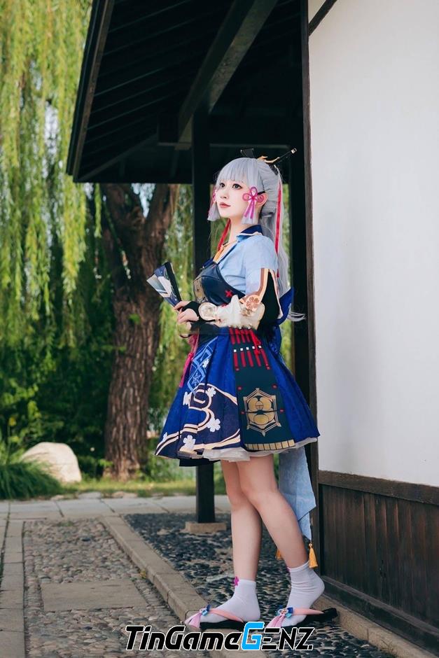 Hotgirl Trung Quốc thực hiện bộ ảnh cosplay Kamisato Ayaka trong Genshin Impact