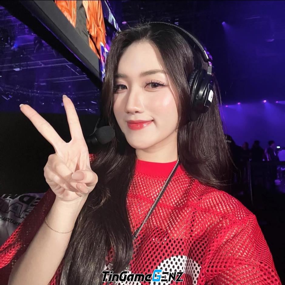 Khám Phá Những Khoảnh Khắc Đầy Mơ Màng Của MC Linh Nắng - Sự Quyến Rũ Đốn Tim Cư Dân Mạng Khám Phá Những Khoảnh Khắc Đầy Mơ Màng Của MC Linh Nắng - Sự Quyến Rũ Đốn Tim Cư Dân Mạng