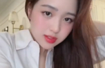 "Khoảnh Khắc Gây Chao Đảo: Hot Girl Thư Ký Khiến Các Fan Nam Muốn Trở Thành Người Bảo Vệ"