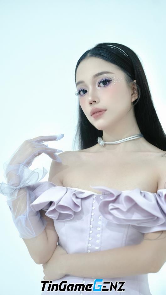 Linh Ngọc Đàm khoe chân dài với váy ngắn sexy, trắng đẹp.