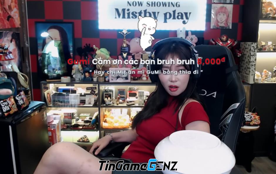 MisThy có hành động kéo váy cao nhạy cảm trên stream, fan cảm thấy xót xa.