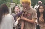 "Nam thanh niên rơi vào tình huống dở khóc dở cười sau khi bị phát hiện hẹn hò với ba cô gái cùng lúc"
