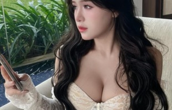 "Nổi Bật Giữa Đám Đông: Hot Girl Phố Đi Bộ 2008 Với Nhan Sắc Gây Tranh Cãi"