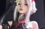 "Nữ Cosplayer Gây Sốt Trở Lại Sau Thời Gian Im Lặng: Màn Trình Diễn Khó Cưỡng Bước Ra Ánh Sáng"