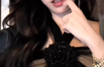 "Nữ streamer phản ứng bất ngờ khi bị chỉ trích về trang phục hở bạo, công khai video hậu trường gây sốt"