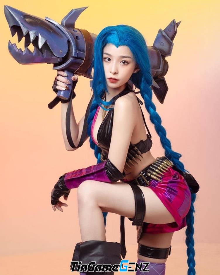 Nữ thần cosplay Jinx khoe đường cong 