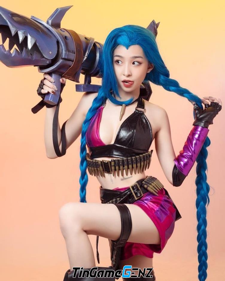 Nữ thần cosplay Jinx khoe đường cong 