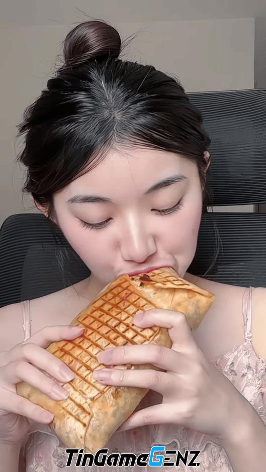 Tiên nữ ăn mukbang trong xế hộp, khéo léo 