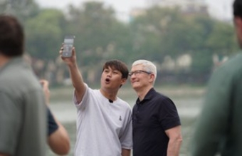 Tim Cook giao lưu với Duy Thẩm và báo chí tại Hồ Hoàn Kiếm